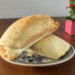 Salgado assado de presunto e queijo